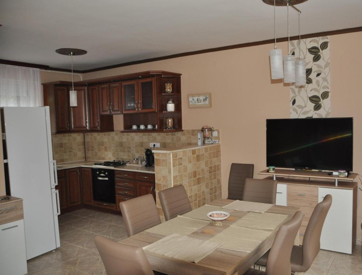 Gyorszem Apartman ภายนอก รูปภาพ