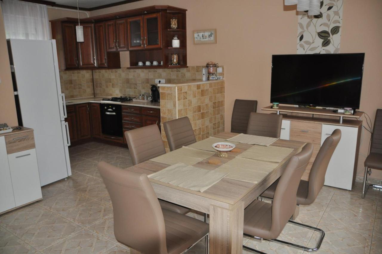 Gyorszem Apartman ภายนอก รูปภาพ